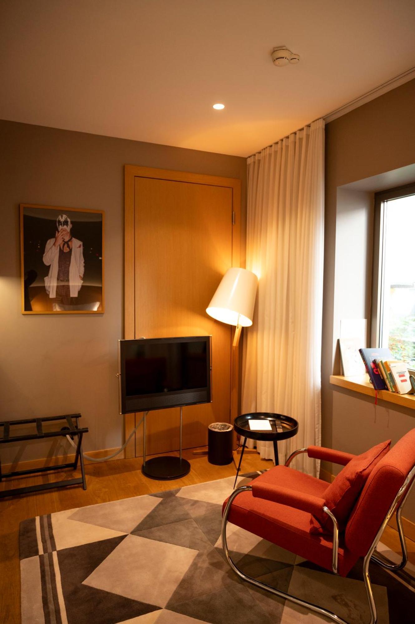 The Guesthouse Wina Bagian luar foto A room at the hotel