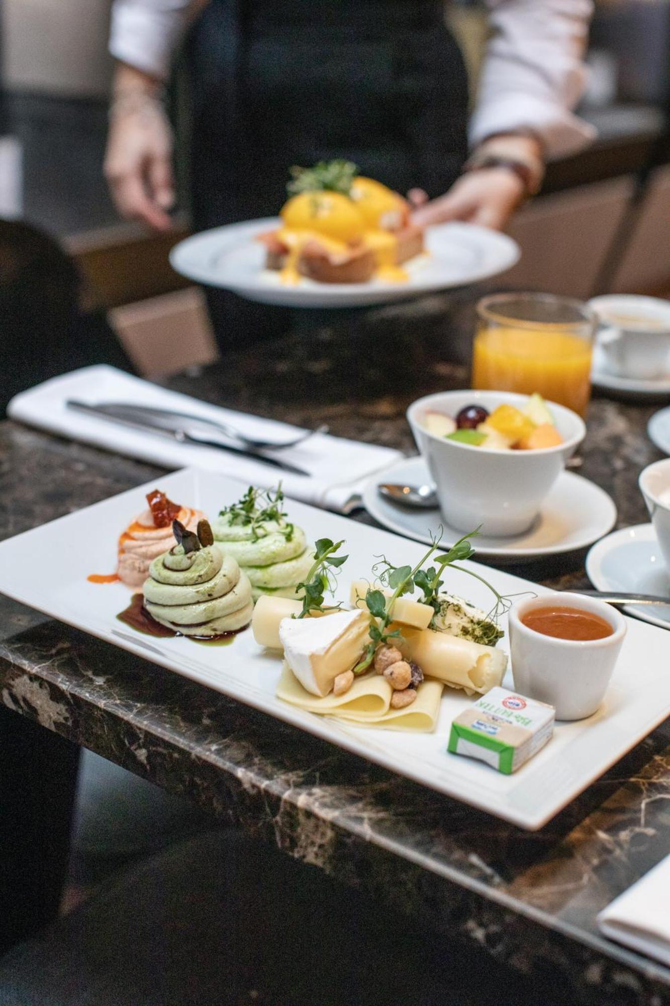 The Guesthouse Wina Bagian luar foto A selection of cheese and fruit
