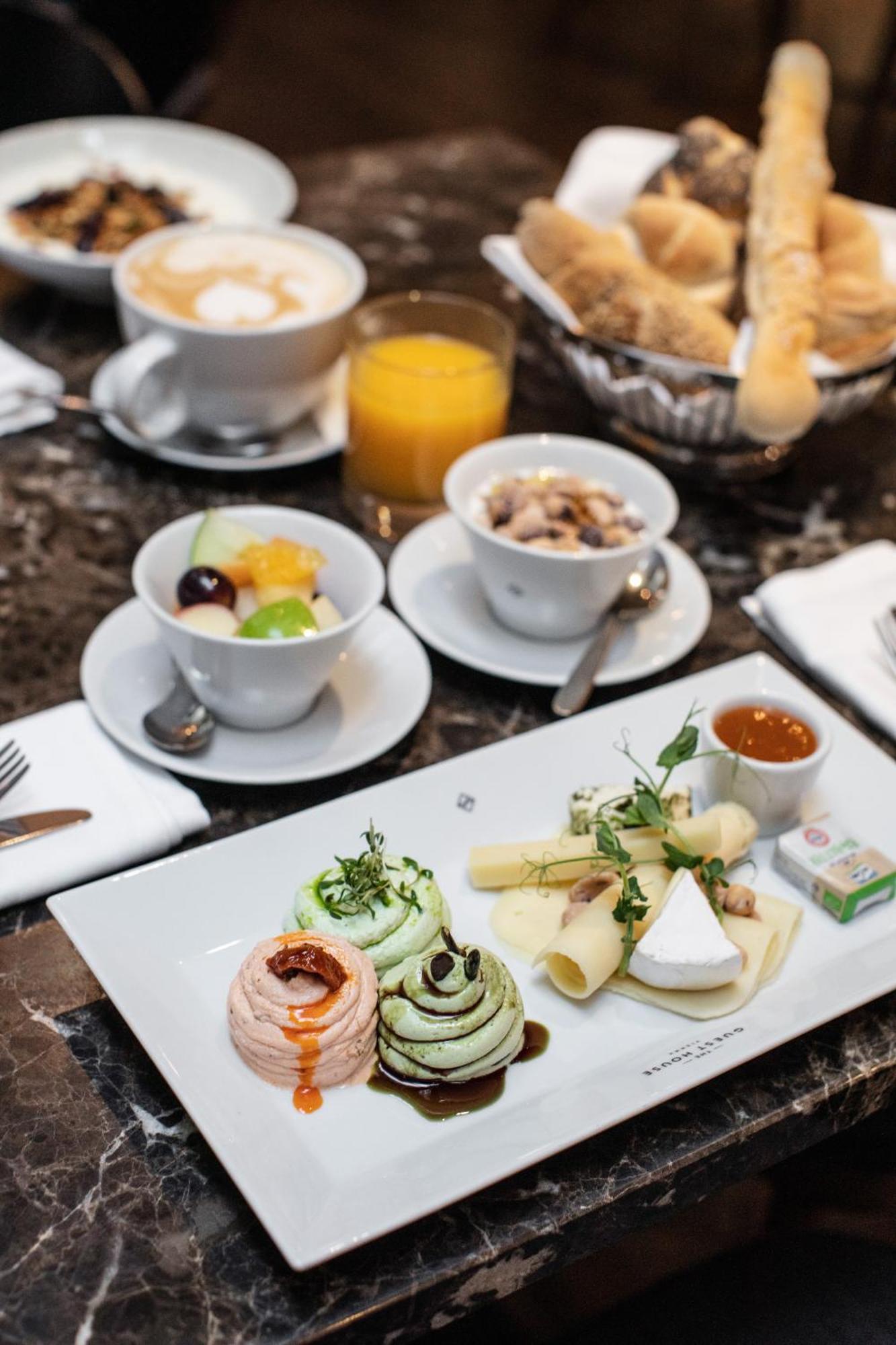 The Guesthouse Wina Bagian luar foto A light breakfast