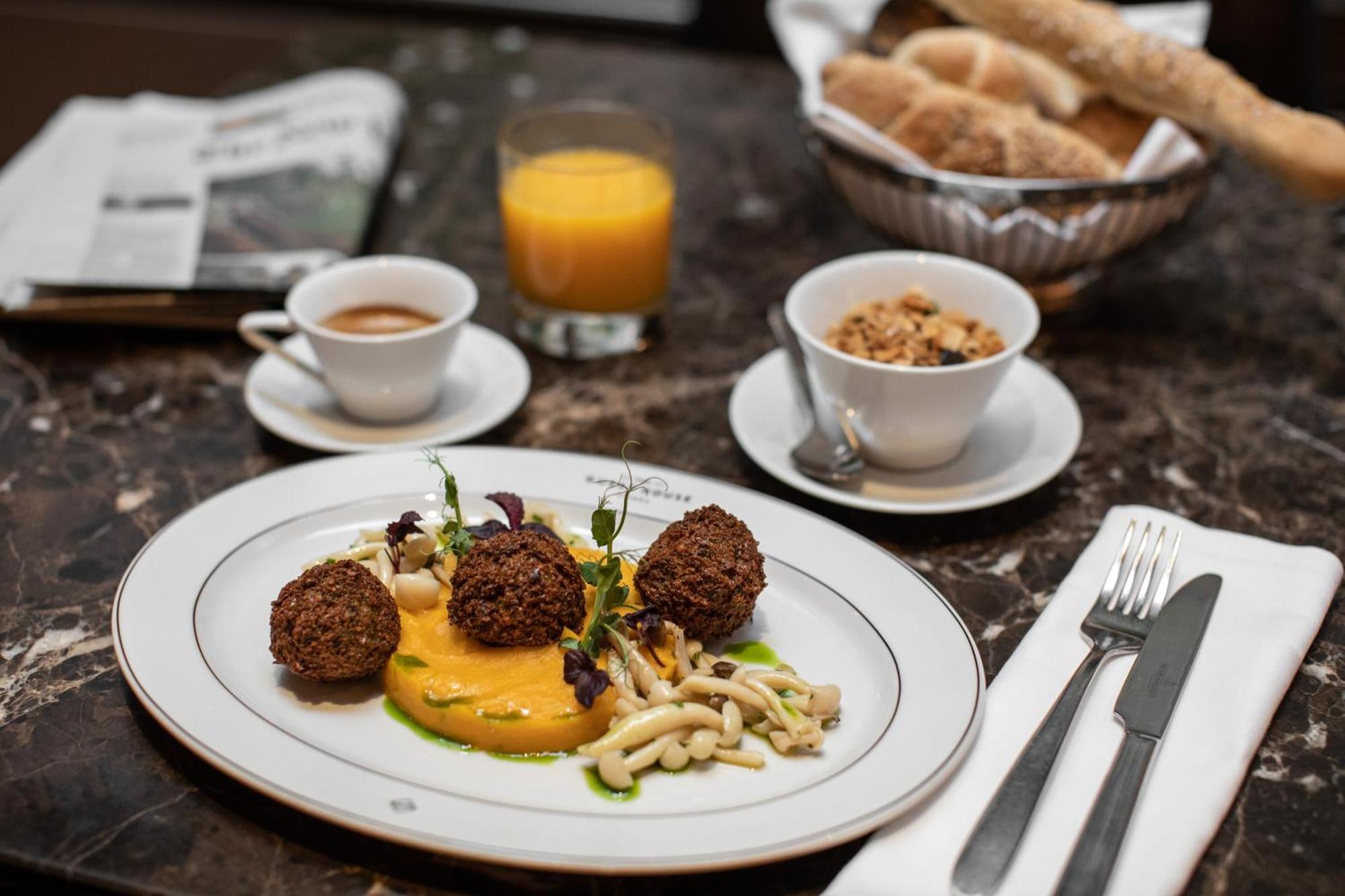 The Guesthouse Wina Bagian luar foto A breakfast at the restaurant